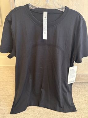 Lululemon new w tag blk tee size 6